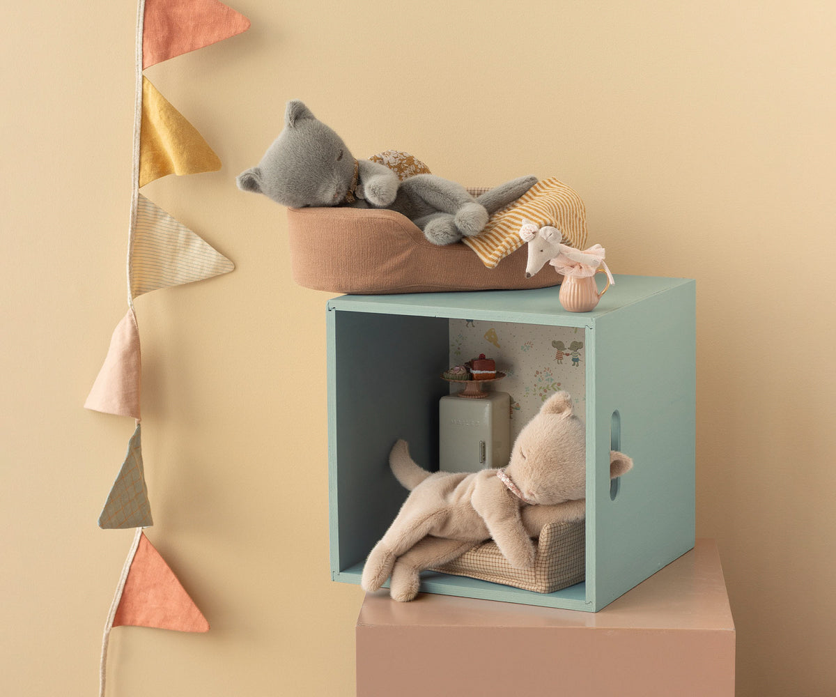 Maileg Sleeping Kitten Plüschtier, Klein – Grey