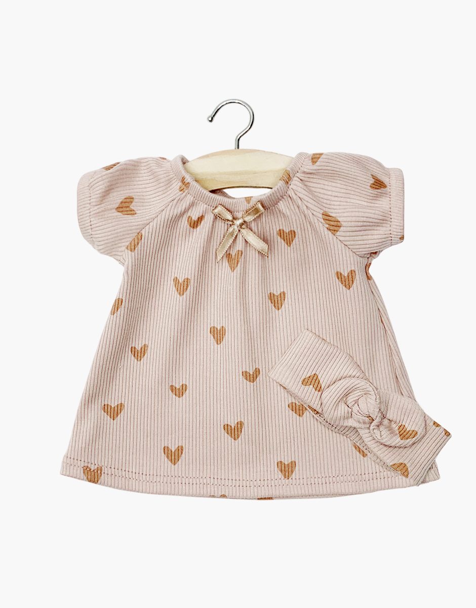 Minikane Sabrina Nachthemd und Rippenstrick-Stirnband mit kleinen rosa Herzen