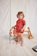 Lade das Bild in den Galerie-Viewer, Bobo Choses Baby Ant All Over T-Shirt Burgundy Red

