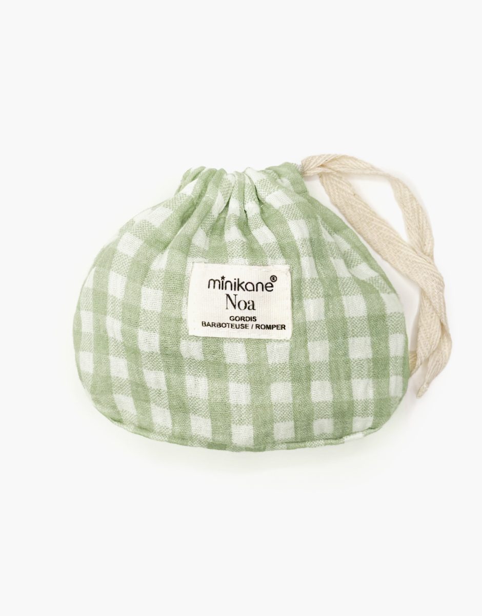 Minikane Noa-Strampler aus grüner Gingham-Baumwollgaze mit Beutel