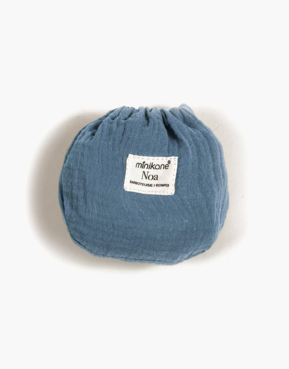 Minikane Noa-Strampler aus ultramarinblauer Baumwollgaze mit Beutel