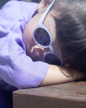 Lade das Bild in den Galerie-Viewer, Izipizi Sonnenbrille  Kids+ 3 - 5 Jahre Purple Sky Lavender Lenses #d
