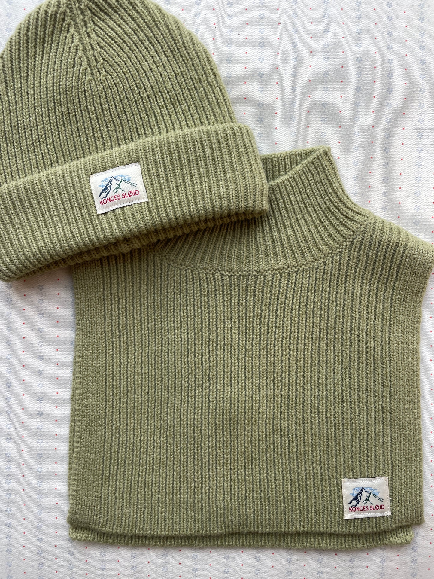 Konges Sløjd Basil Halswärmer Pale Olive Green