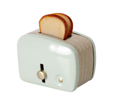 Lade das Bild in den Galerie-Viewer, Maileg Miniatur Toaster &amp; Brot Mint
