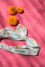 Lade das Bild in den Galerie-Viewer, Louise Misha Haarband Cally Water Jodhpur Flower

