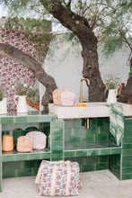 Lade das Bild in den Galerie-Viewer, Louise Misha Necessaire Teiki Lemon Patchouli Spring
