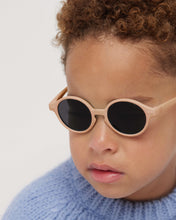 Lade das Bild in den Galerie-Viewer, Izipizi Sonnenbrille Kids 9 - 36 Monate Apricot Grey Lenses #d
