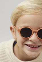 Lade das Bild in den Galerie-Viewer, Izipizi Sonnenbrille Kids+ 3 - 5 Jahre Apricot Grey Lenses #d
